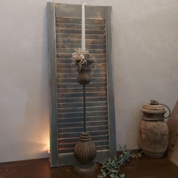 Houten kandelaar van 60 cm hoog voor een dinerkaars.