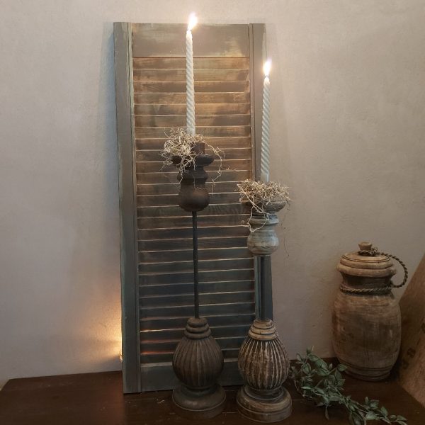 Houten kandelaar van 60 cm hoog voor een dinerkaars.