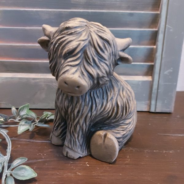 Zittende Schotse Hooglander uit de serie Majestic Brown, van het merk Brynxz.