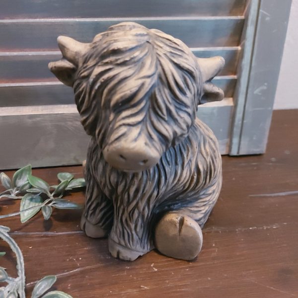Zittende Schotse Hooglander uit de serie Majestic Brown, van het merk Brynxz.