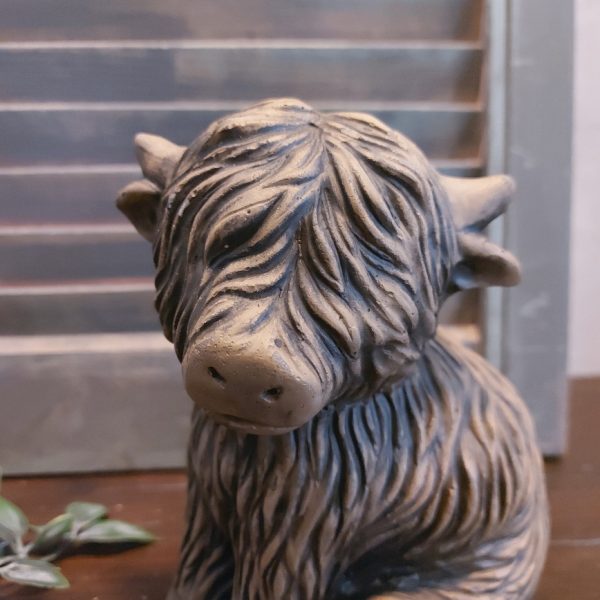 Zittende Schotse Hooglander uit de serie Majestic Brown, van het merk Brynxz.