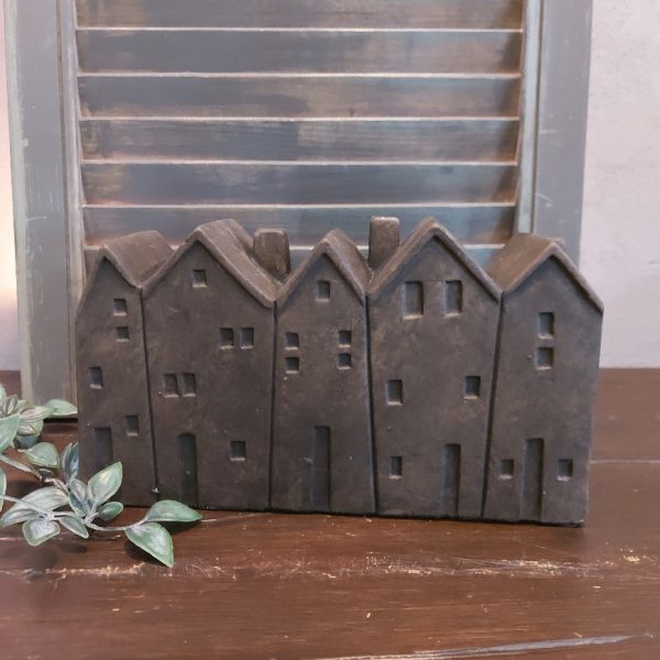 Woondecoratie van 5 huisjes op een rij, gemaakt van aardewerk in een warm bruine kleur. Van het merk Brynxz uit de serie Majestic Brown.