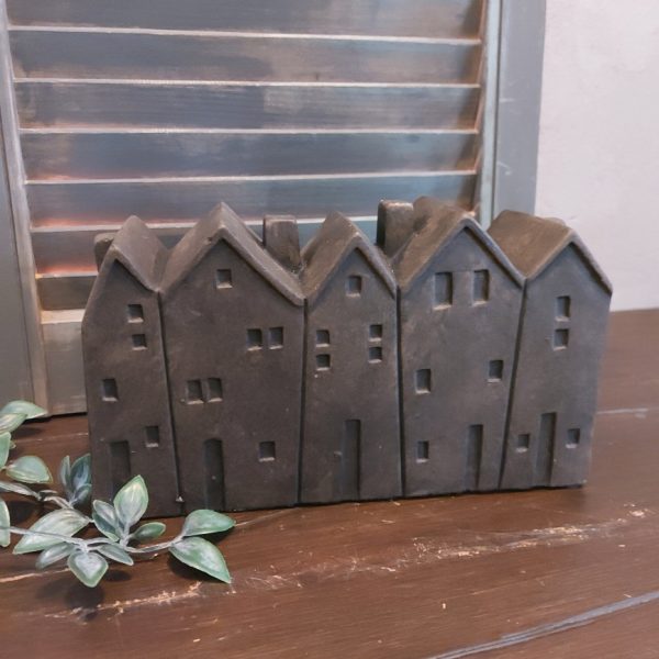 Woondecoratie van 5 huisjes op een rij, gemaakt van aardewerk in een warm bruine kleur. Van het merk Brynxz uit de serie Majestic Brown.