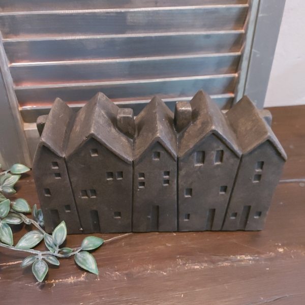 Woondecoratie van 5 huisjes op een rij, gemaakt van aardewerk in een warm bruine kleur. Van het merk Brynxz uit de serie Majestic Brown.
