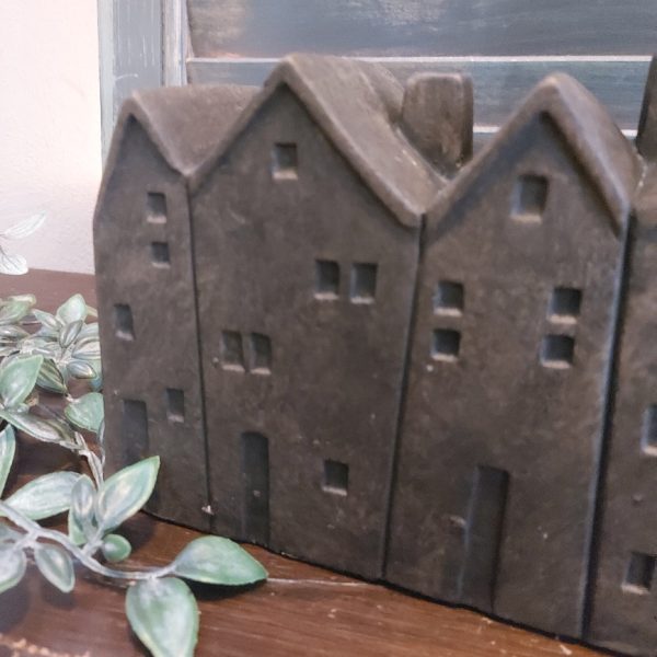 Woondecoratie van 5 huisjes op een rij, gemaakt van aardewerk in een warm bruine kleur. Van het merk Brynxz uit de serie Majestic Brown.