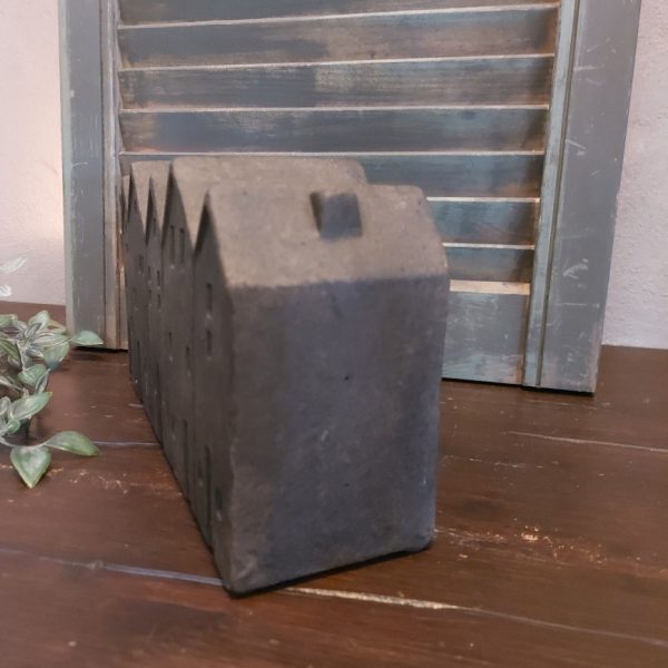 Woondecoratie van 5 huisjes op een rij, gemaakt van aardewerk in een warm bruine kleur. Van het merk Brynxz uit de serie Majestic Brown.