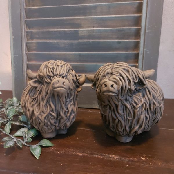 Set van twee Schotse Hooglanders van aardewerk in een warm bruine kleur, van het merk Brynxz uit de serie Majestic Brown.