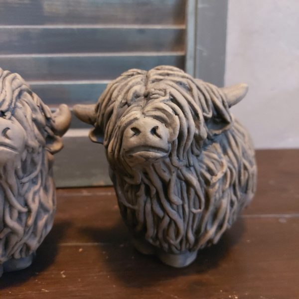 Set van twee Schotse Hooglanders van aardewerk in een warm bruine kleur, van het merk Brynxz uit de serie Majestic Brown.