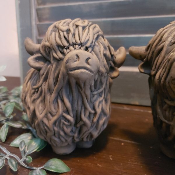 Set van twee Schotse Hooglanders van aardewerk in een warm bruine kleur, van het merk Brynxz uit de serie Majestic Brown.