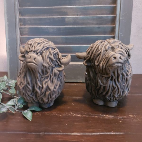 Set van twee Schotse Hooglanders van aardewerk in een warm bruine kleur, van het merk Brynxz uit de serie Majestic Brown.