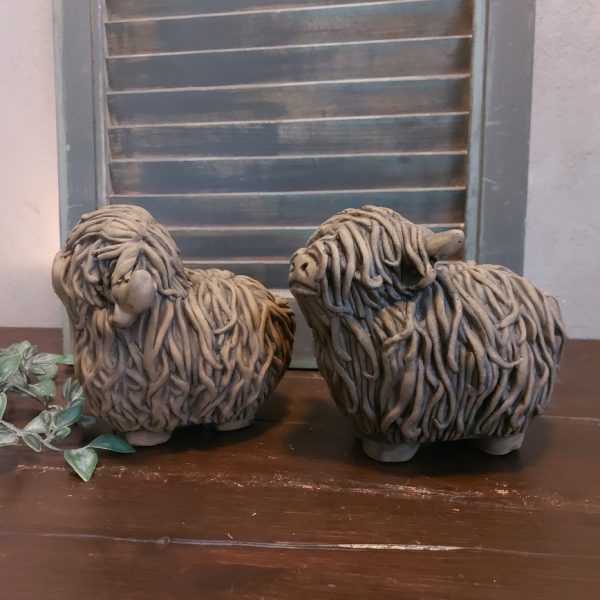Set van twee Schotse Hooglanders van aardewerk in een warm bruine kleur, van het merk Brynxz uit de serie Majestic Brown.
