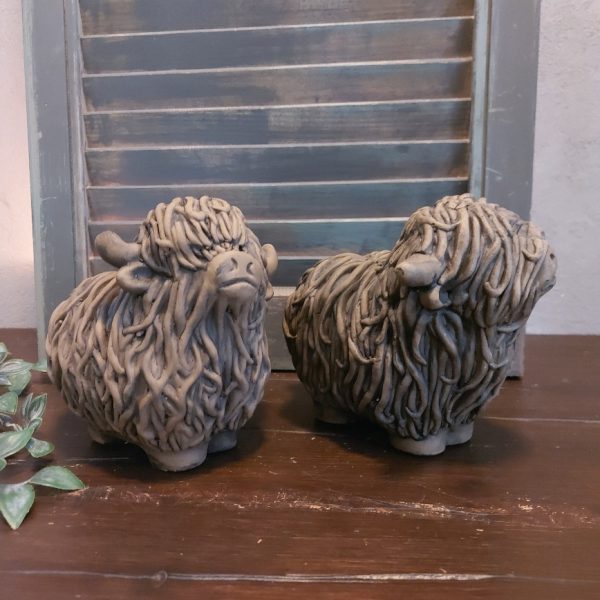 Set van twee Schotse Hooglanders van aardewerk in een warm bruine kleur, van het merk Brynxz uit de serie Majestic Brown.