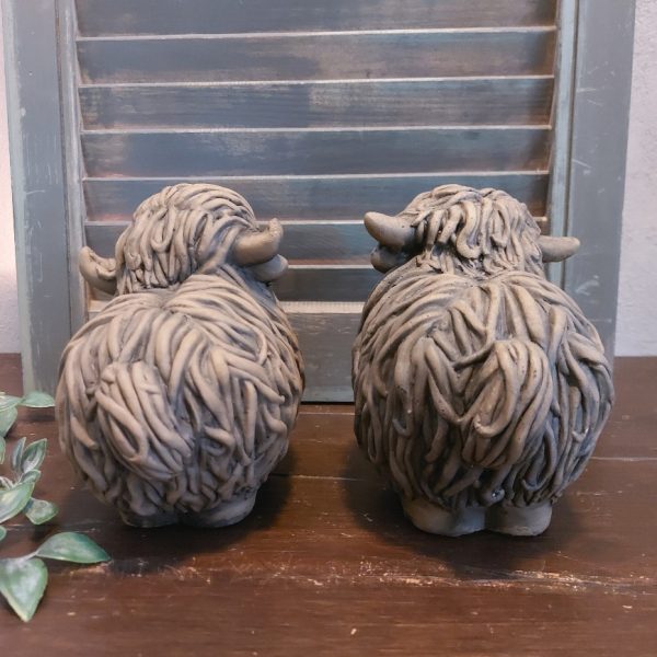 Set van twee Schotse Hooglanders van aardewerk in een warm bruine kleur, van het merk Brynxz uit de serie Majestic Brown.