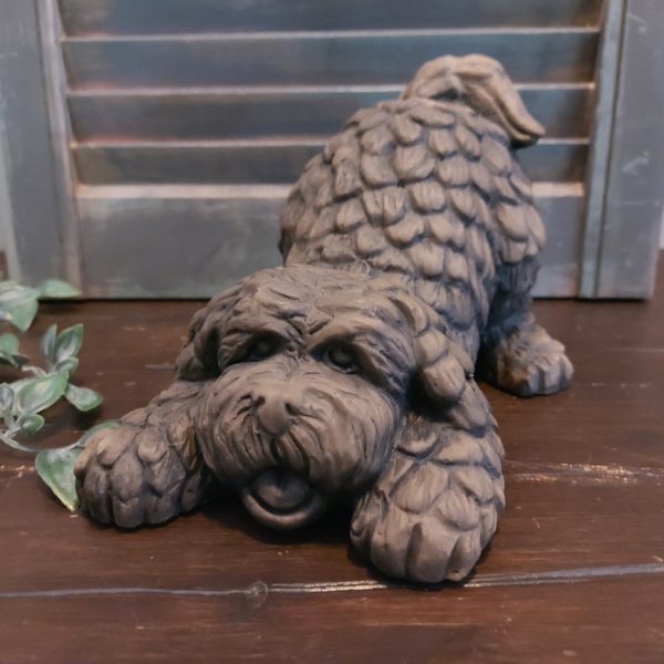 Hond van aardewerk in een warm bruine kleur, van het merk Brynxz uit de serie Majestic Brown.