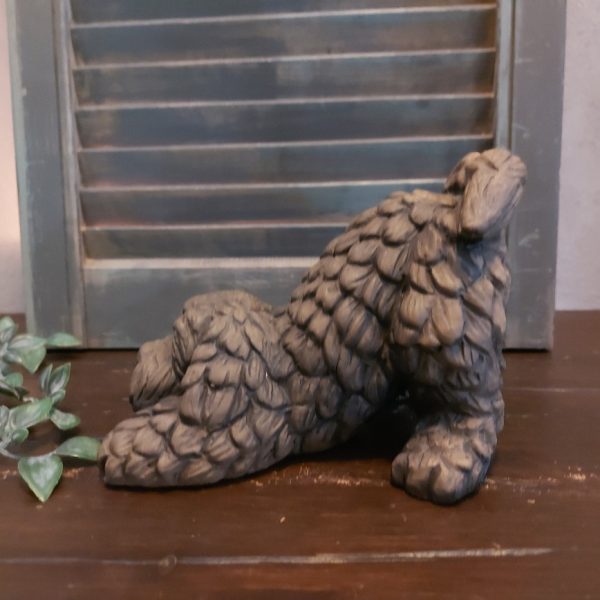 Hond van aardewerk in een warm bruine kleur, van het merk Brynxz uit de serie Majestic Brown.