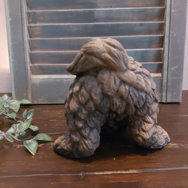 Hond van aardewerk in een warm bruine kleur, van het merk Brynxz uit de serie Majestic Brown.