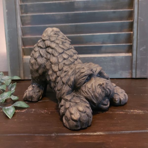 Hond van aardewerk in een warm bruine kleur, van het merk Brynxz uit de serie Majestic Brown.