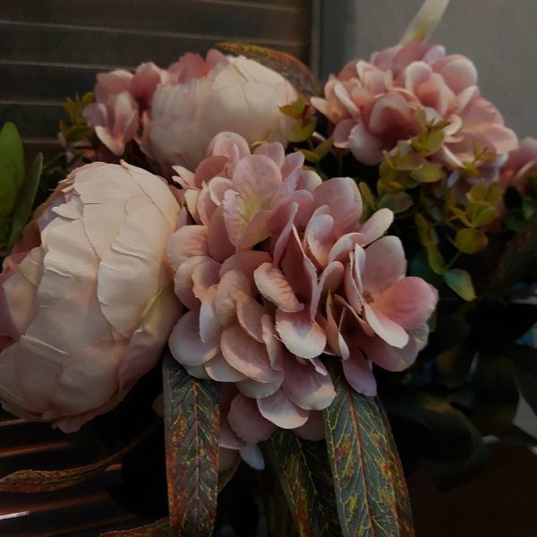 Compleet boeket met roze hortensia's en pioenrozen, van het merk Countryfield.