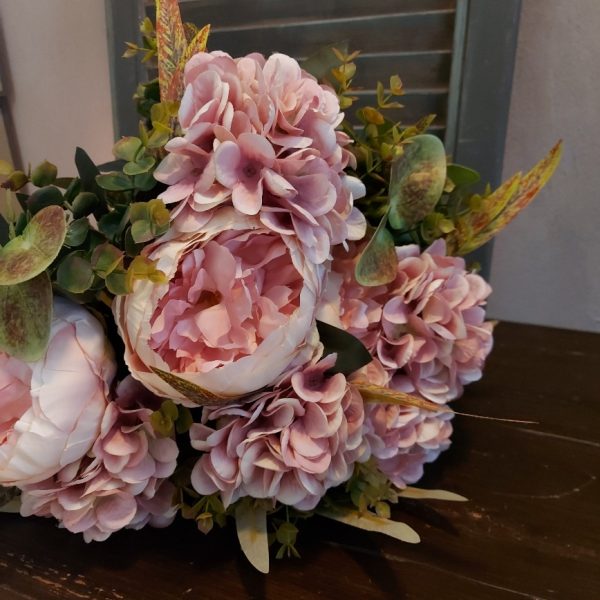 Compleet boeket met roze hortensia's en pioenrozen, van het merk Countryfield.