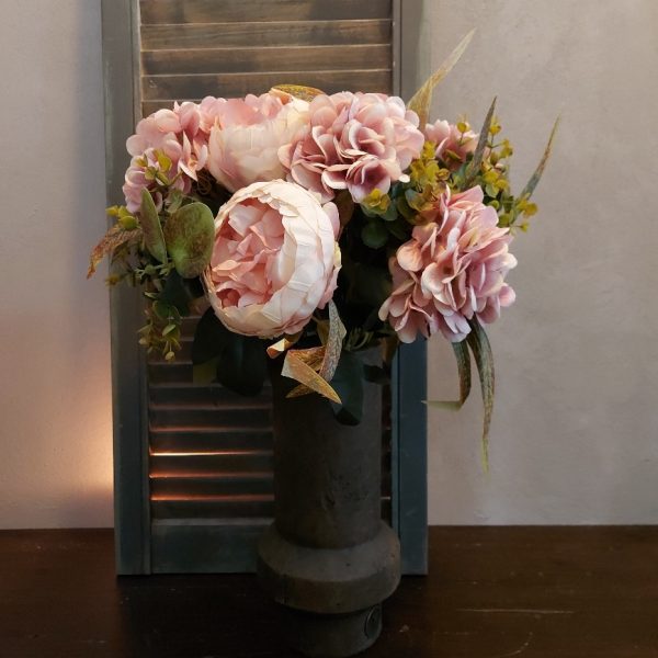Compleet boeket met roze hortensia's en pioenrozen, van het merk Countryfield.
