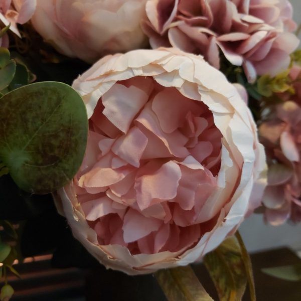Compleet boeket met roze hortensia's en pioenrozen, van het merk Countryfield.