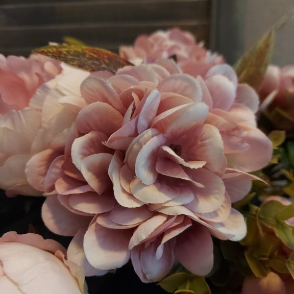 Compleet boeket met roze hortensia's en pioenrozen, van het merk Countryfield.