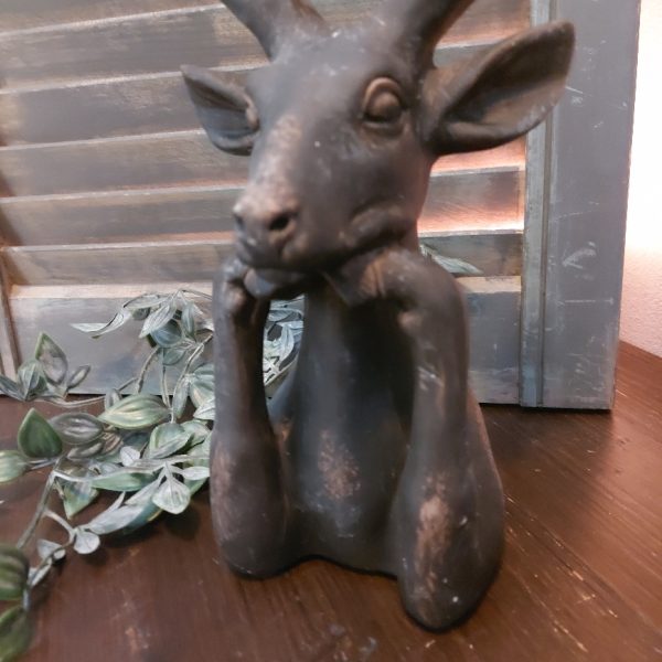 Hert met gewei van polystone in een donker bruine kleur, van het merk Countryfield.