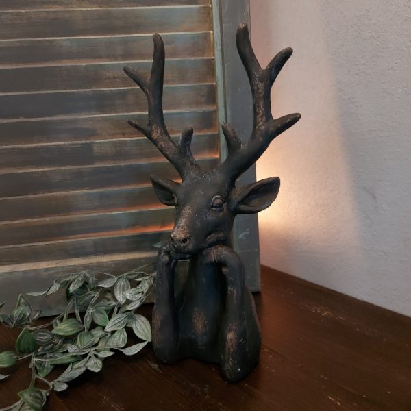 Hert met gewei van polystone in een donker bruine kleur, van het merk Countryfield.