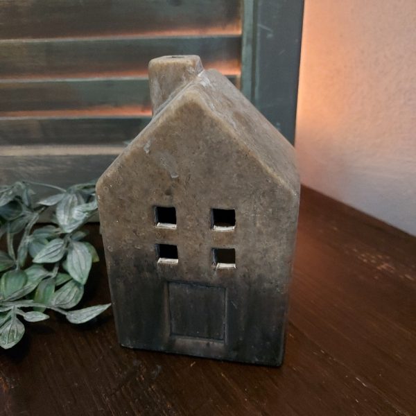 Theelichthouder van aardewerk in het model van een huisje, van het merk Countryfield.