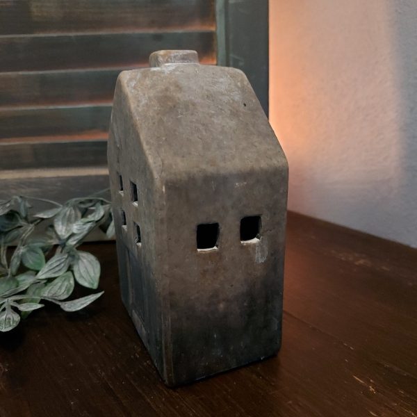 Theelichthouder van aardewerk in het model van een huisje, van het merk Countryfield.