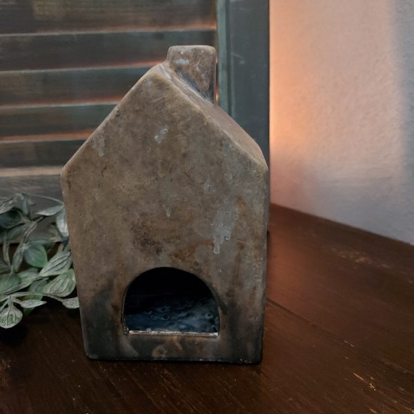 Theelichthouder van aardewerk in het model van een huisje, van het merk Countryfield.