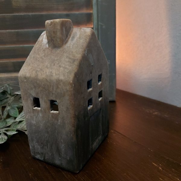 Theelichthouder van aardewerk in het model van een huisje, van het merk Countryfield.
