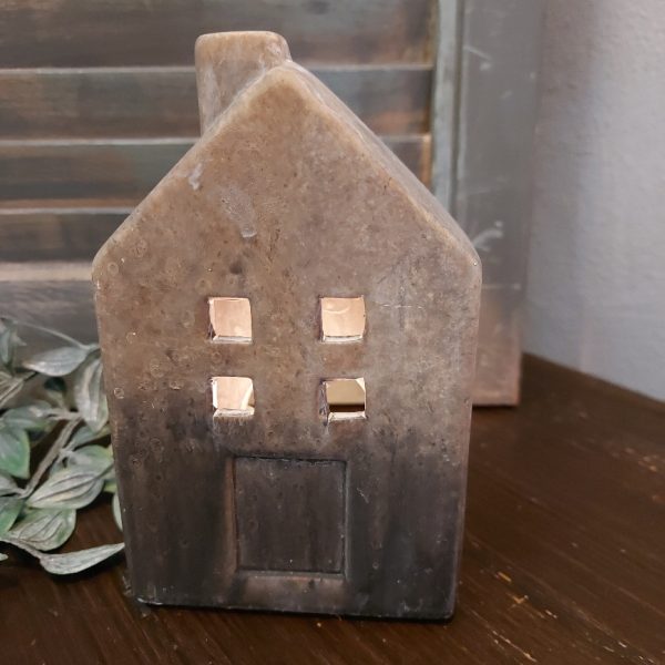 Theelichthouder van aardewerk in het model van een huisje, van het merk Countryfield.