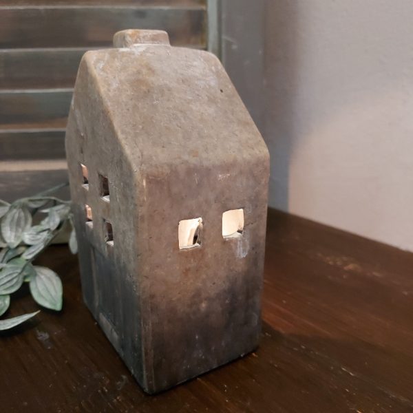 Theelichthouder van aardewerk in het model van een huisje, van het merk Countryfield.