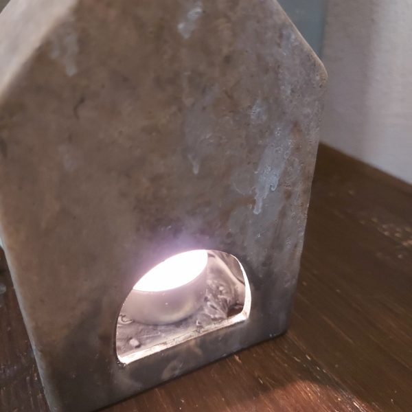 Theelichthouder van aardewerk in het model van een huisje, van het merk Countryfield.