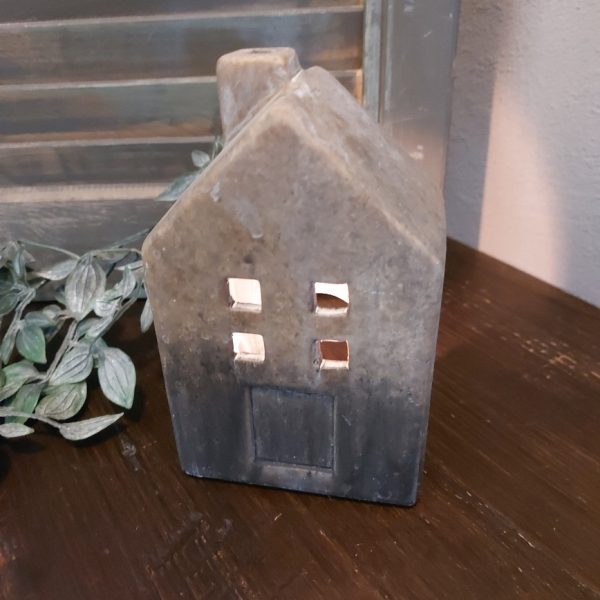 Theelichthouder van aardewerk in het model van een huisje, van het merk Countryfield.