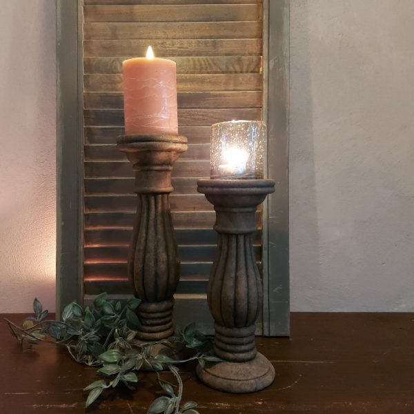 Baluster kandelaar van beton in een warme bruine kleur voor een kaars van 7 cm. Van het merk Brynxz uit de serie Majestic Brown.