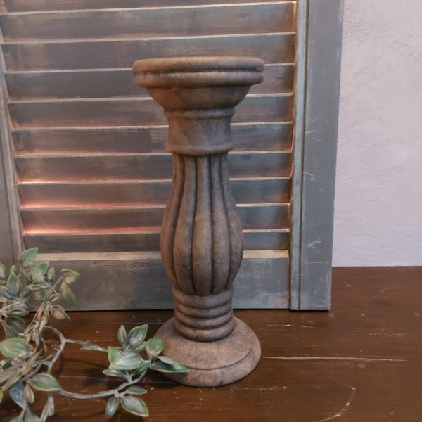 Baluster kandelaar van beton in een warme bruine kleur voor een kaars van 7 cm. Van het merk Brynxz uit de serie Majestic Brown.