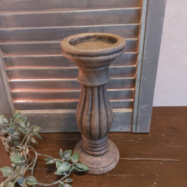 Baluster kandelaar van beton in een warme bruine kleur voor een kaars van 7 cm. Van het merk Brynxz uit de serie Majestic Brown.