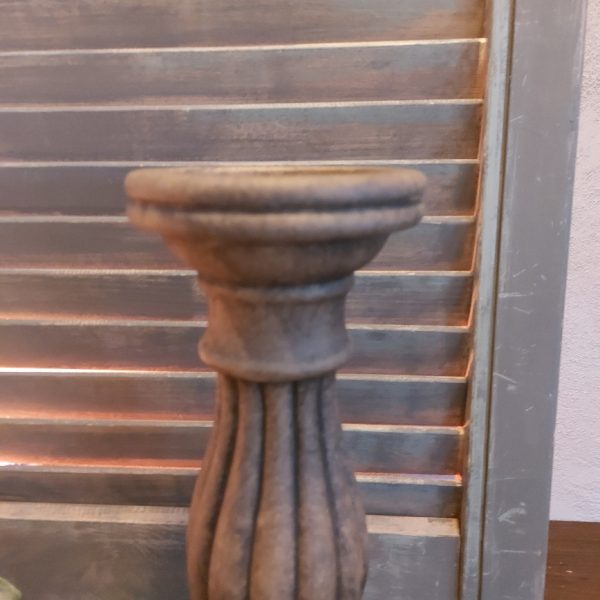 Baluster kandelaar van beton in een warme bruine kleur voor een kaars van 7 cm. Van het merk Brynxz uit de serie Majestic Brown.