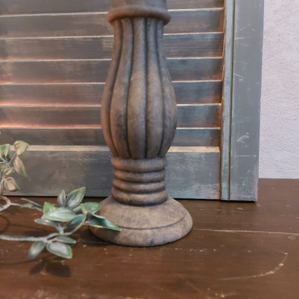 Baluster kandelaar van beton in een warme bruine kleur voor een kaars van 7 cm. Van het merk Brynxz uit de serie Majestic Brown.