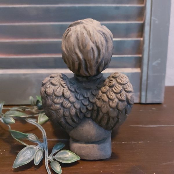 Waxinelichthouder met een engel van aardewerk in een warm bruine kleur, van het merk Brynxz uit de serie Majestic Brown.