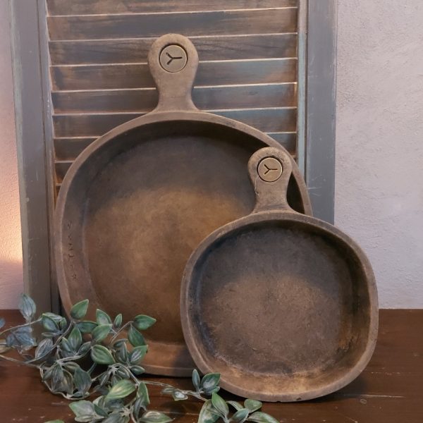 Platte schaal met handvat van aardewerk in een warm bruine kleur, van het merk Brynxz uit de serie Majestic Brown.