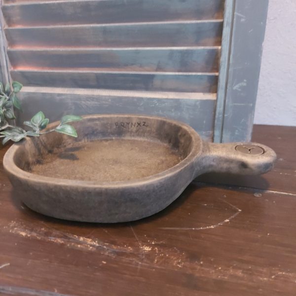 Platte schaal met handvat van aardewerk in een warm bruine kleur, van het merk Brynxz uit de serie Majestic Brown.