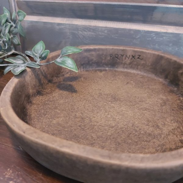 Platte schaal met handvat van aardewerk in een warm bruine kleur, van het merk Brynxz uit de serie Majestic Brown.