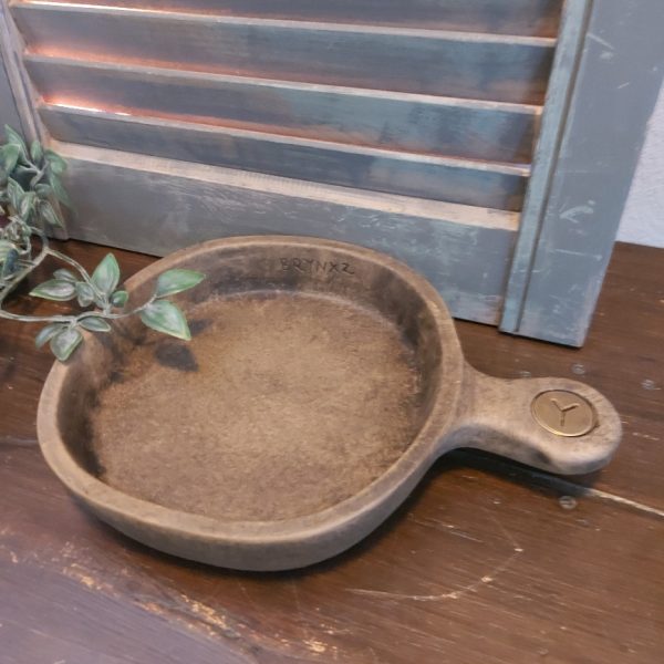 Platte schaal met handvat van aardewerk in een warm bruine kleur, van het merk Brynxz uit de serie Majestic Brown.