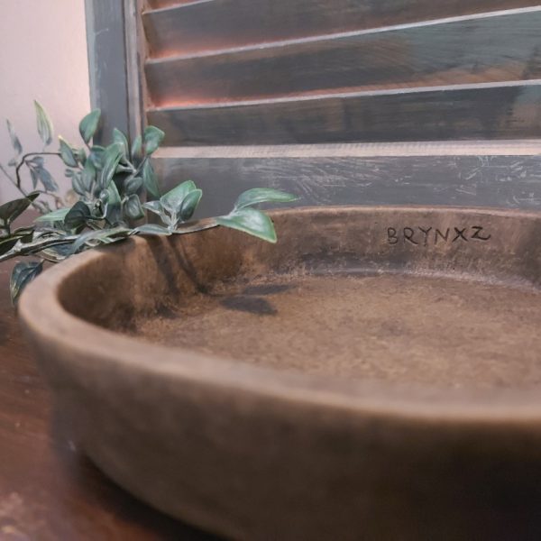 Platte schaal met handvat van aardewerk in een warm bruine kleur, van het merk Brynxz uit de serie Majestic Brown.