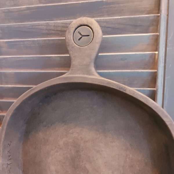 Platte schaal met handvat van aardewerk in een warm bruine kleur, van het merk Brynxz uit de serie Majestic Brown.