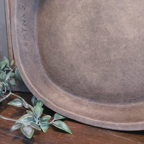Platte schaal met handvat van aardewerk in een warm bruine kleur, van het merk Brynxz uit de serie Majestic Brown.