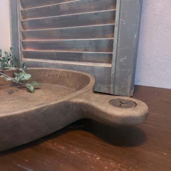 Platte schaal met handvat van aardewerk in een warm bruine kleur, van het merk Brynxz uit de serie Majestic Brown.